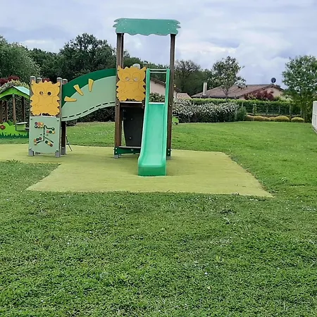 Nyaraló In With Golf And Pool *